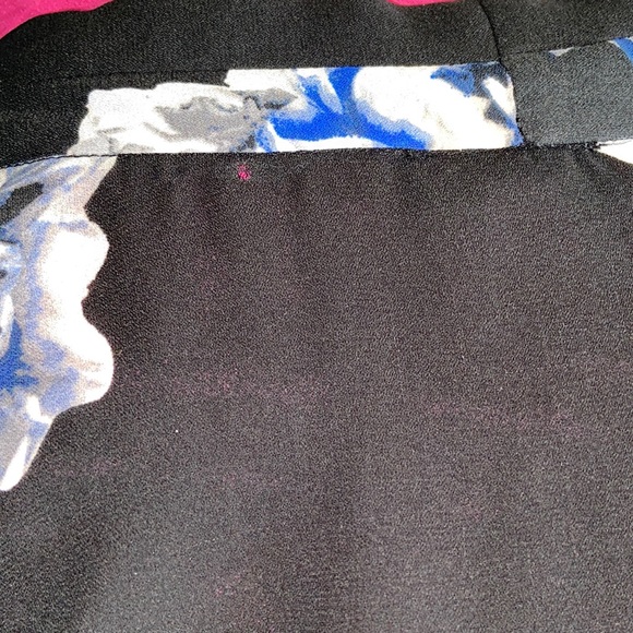 Vince Camuto V-neck floral blouse SzM - Picture 4 of 4